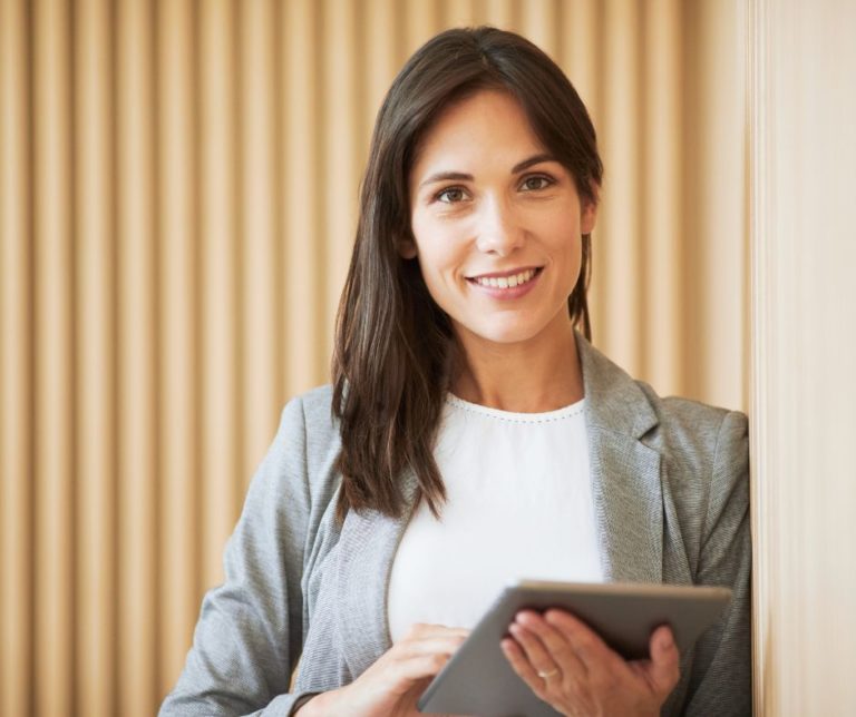 femme qui se sent bien au travail